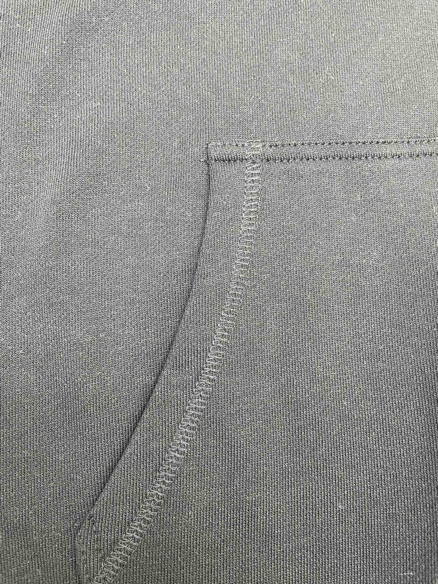 Schwarz-grüner Kapuzenpullover