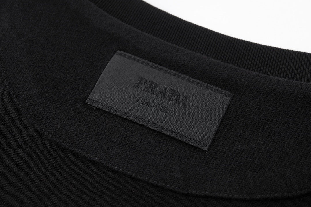 Schwarz-weißes T-Shirt