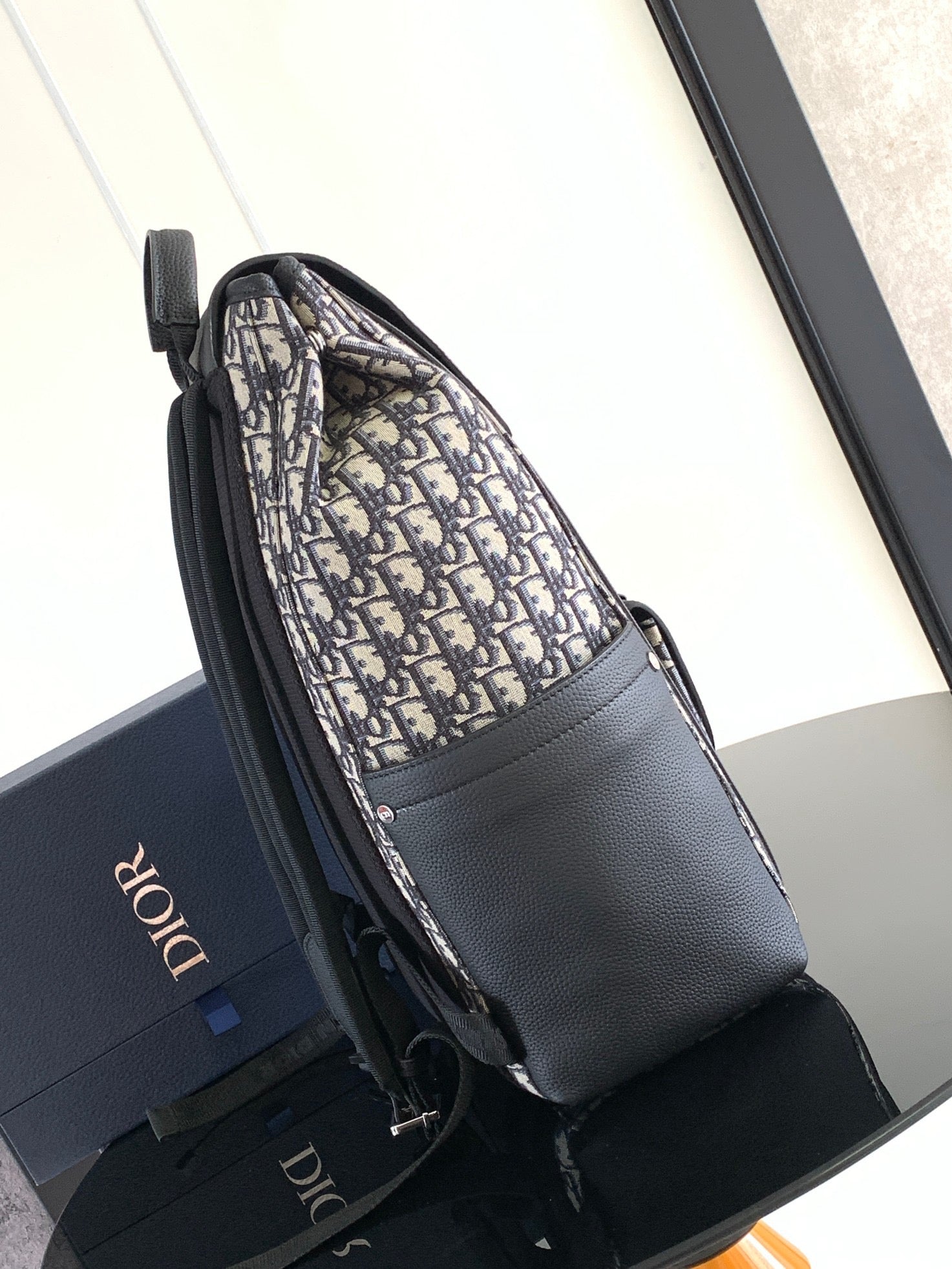 Aprikosen- und schwarze Tasche