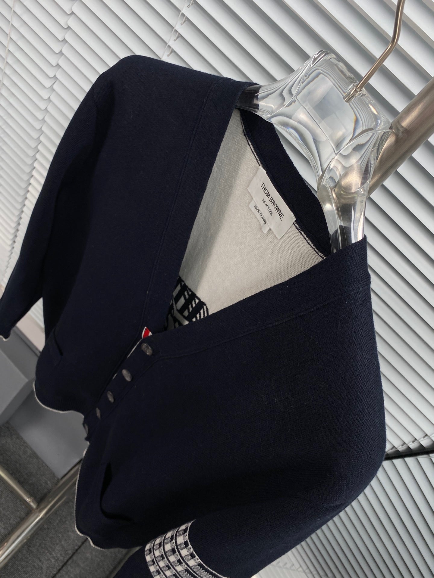 Blaue und graue Jacke