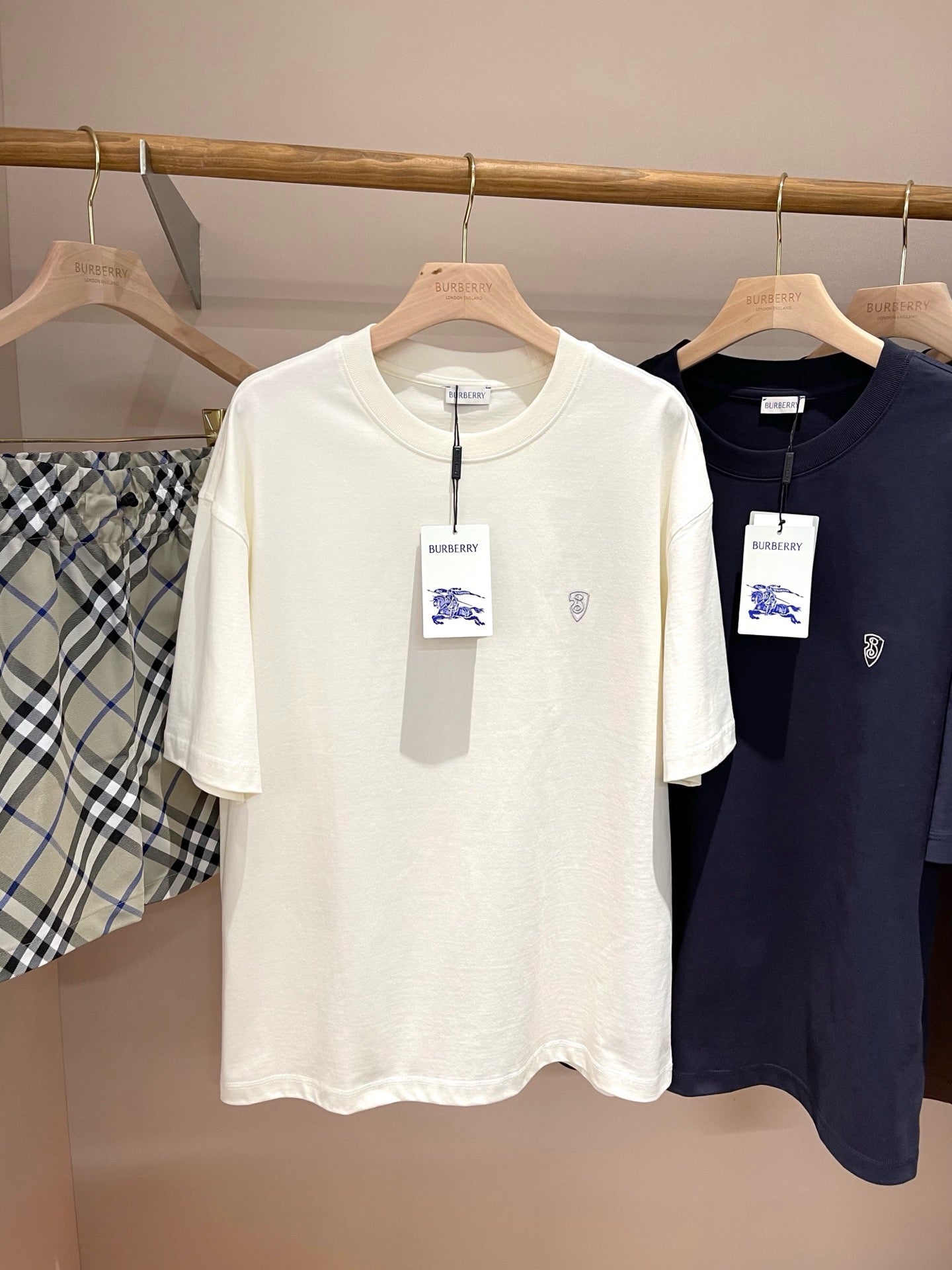 تي شيرت متعدد الألوان