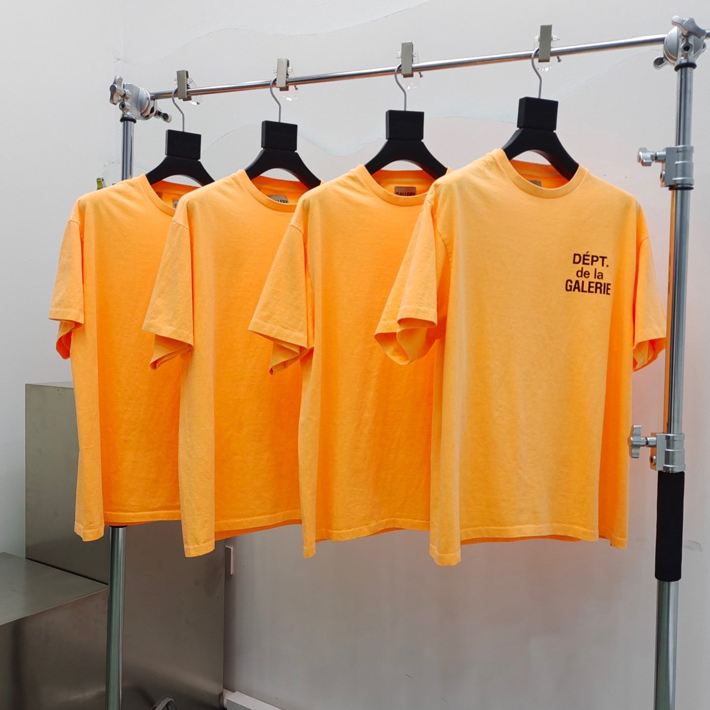 Gelbes, rosa und gelbes Organza-T-Shirt