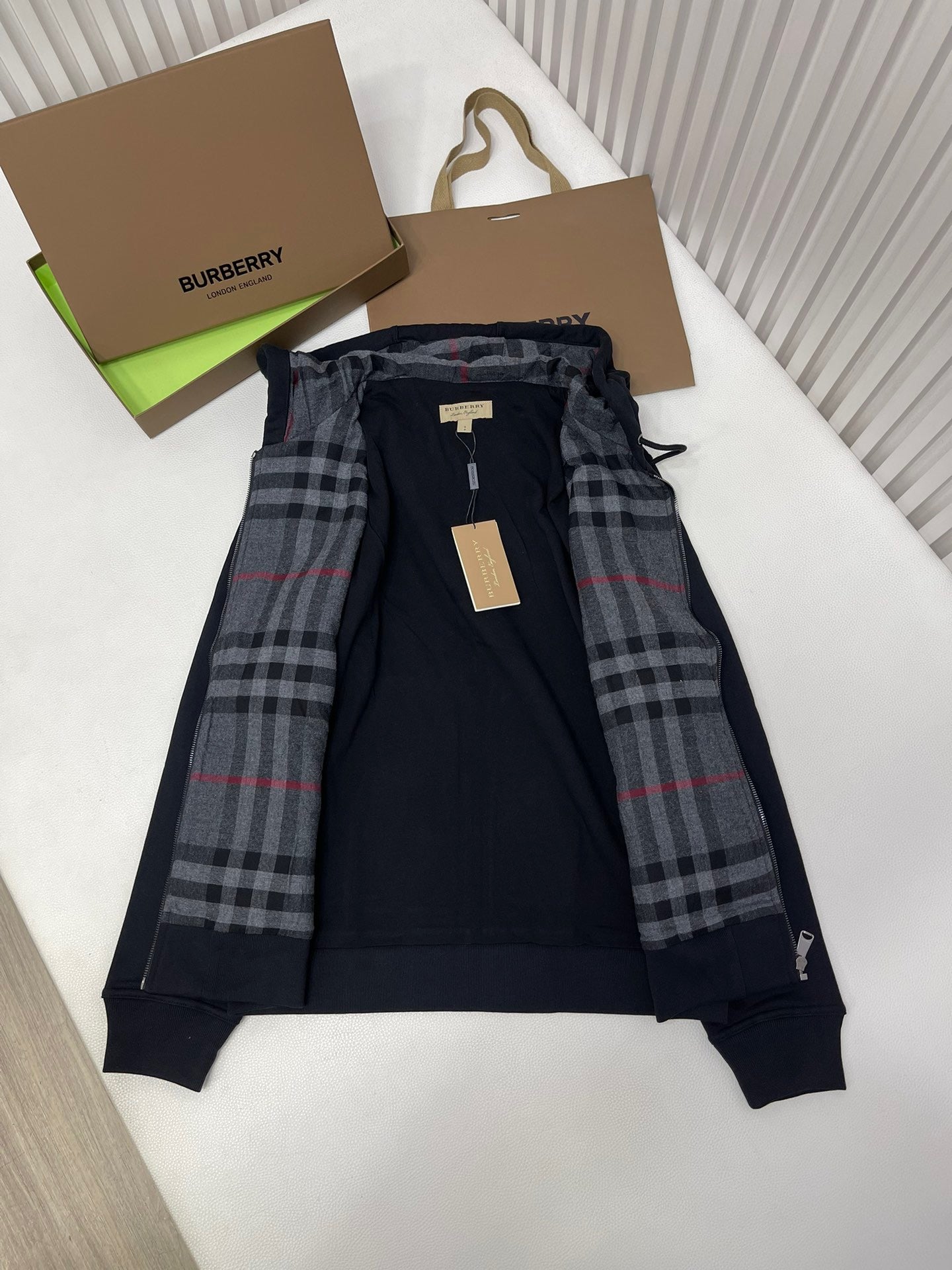 Schwarze und graue Jacke