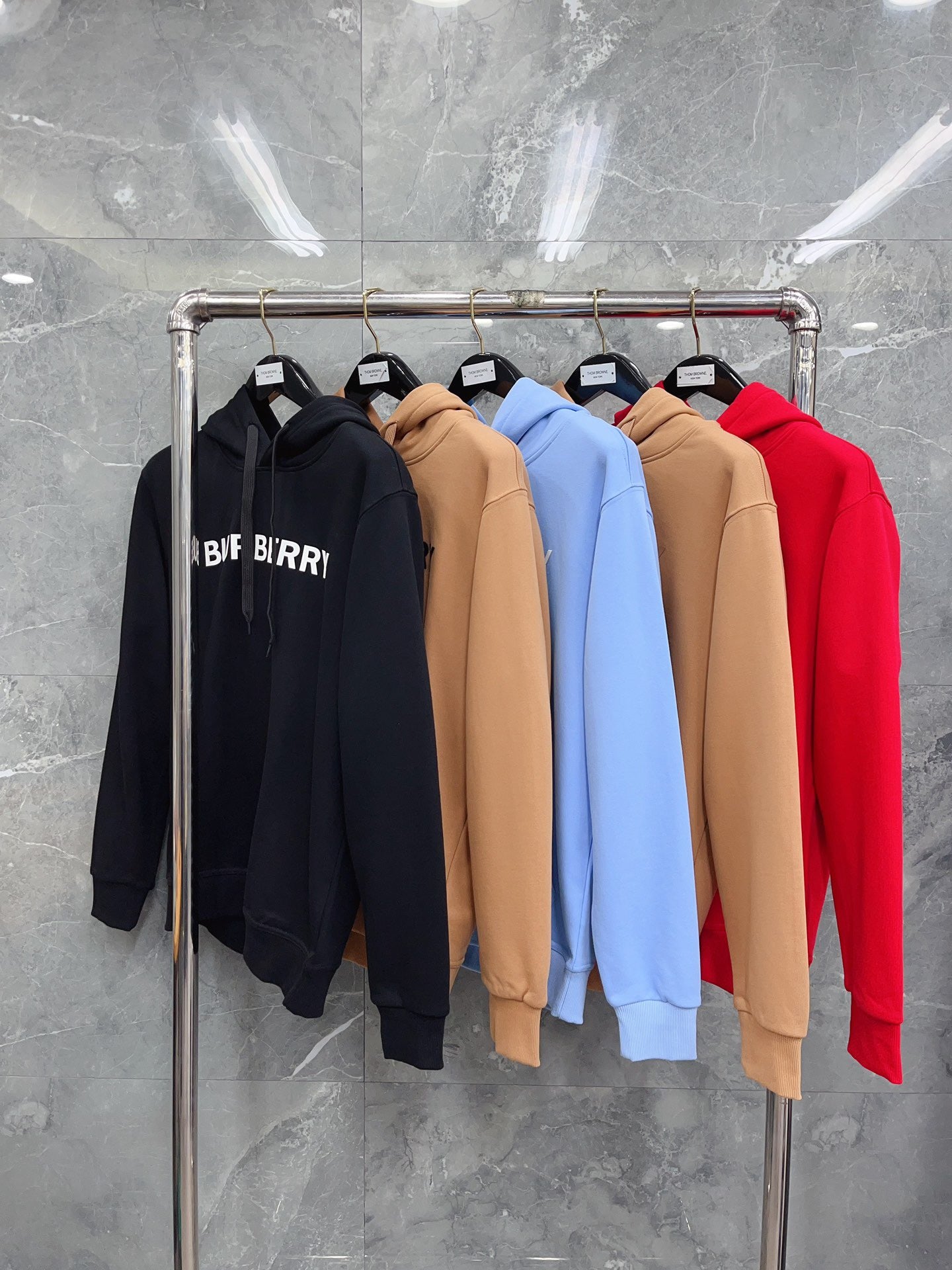 Kapuzenpullover in Schwarz, Khaki, Blau und Rot