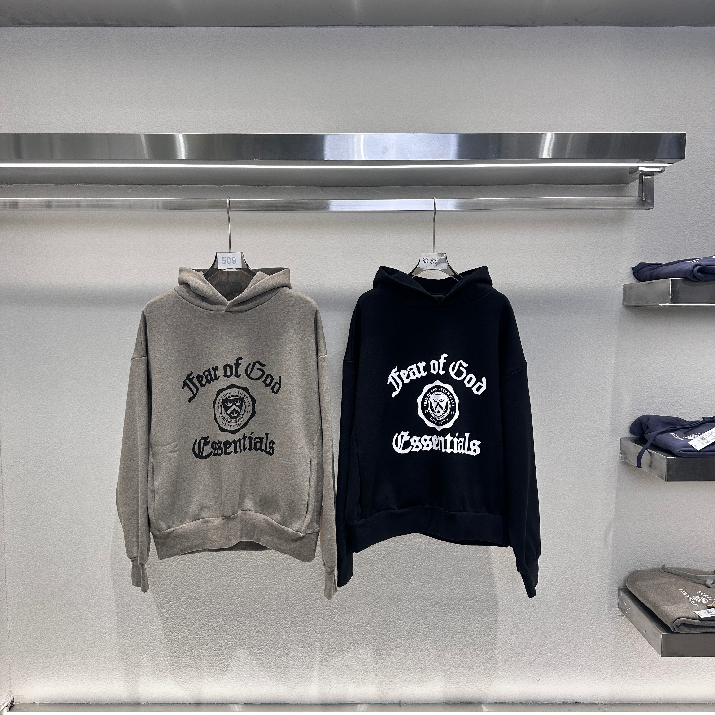 Sudadera con capucha negra y gris niebla oscura