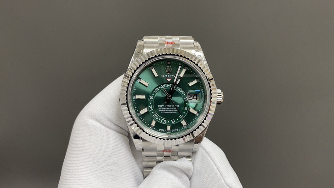 Weiß-grüne Uhr