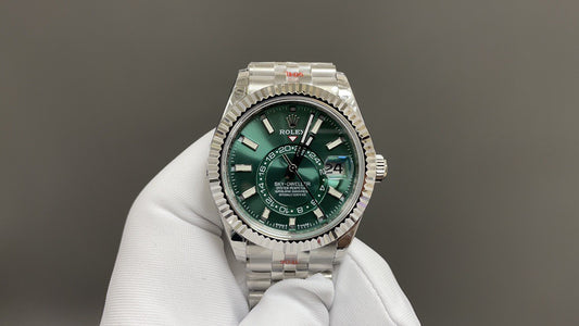 ساعة بيضاء خضراء