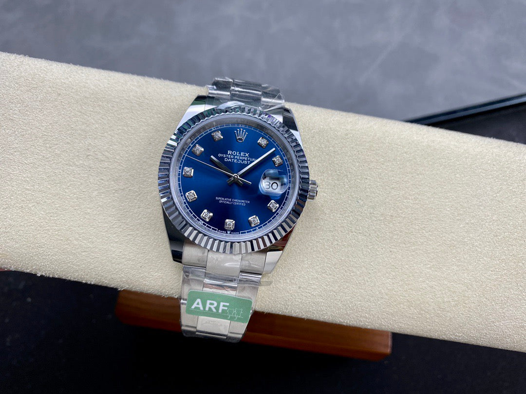 Weiß-blaue Uhr
