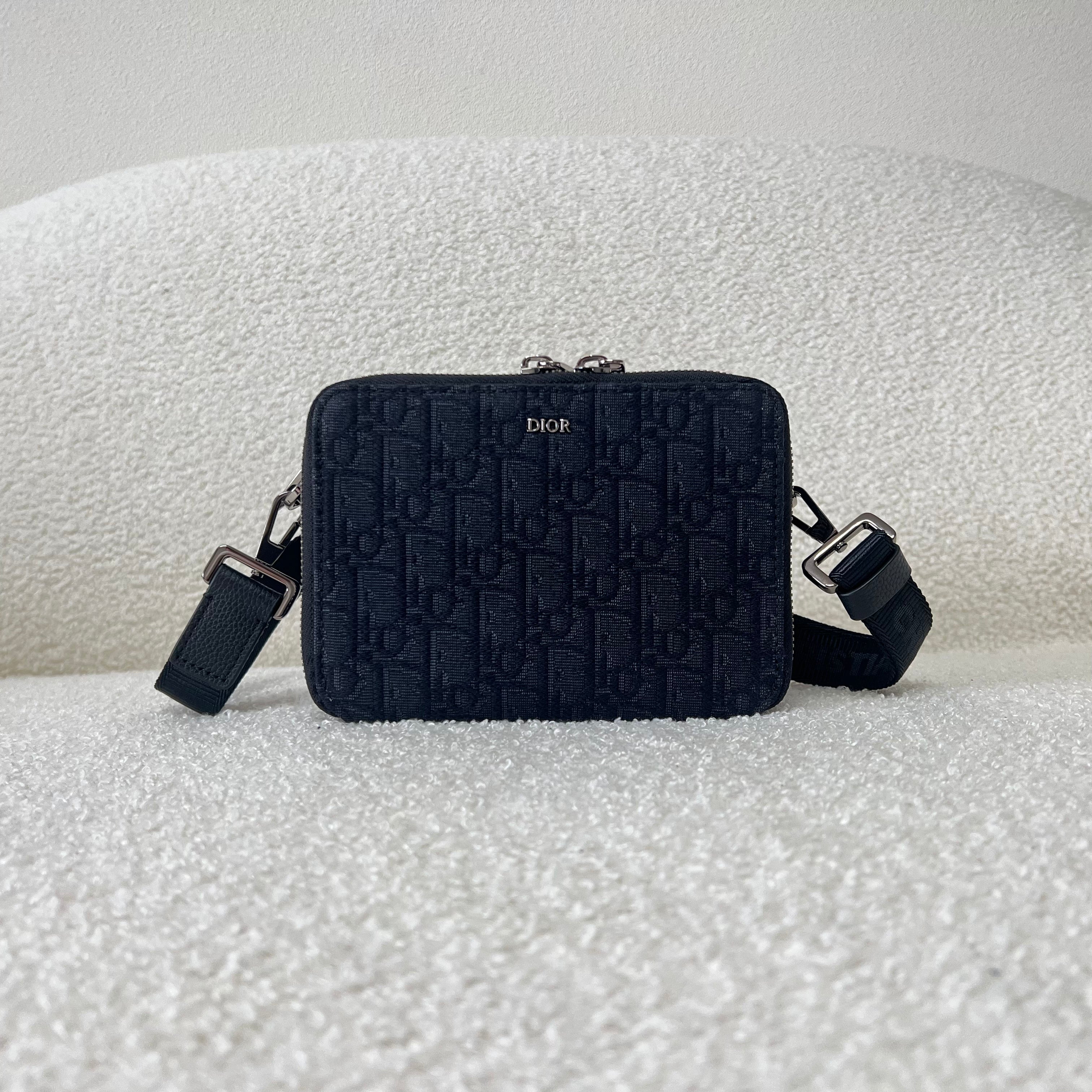 Blaue und schwarzgraue Tasche
