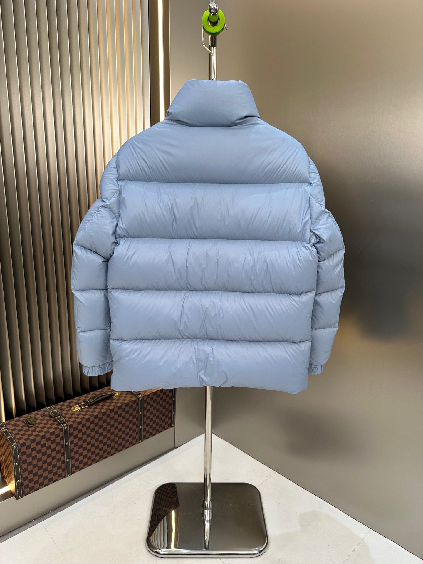 Blaue und schwarze Jacke
