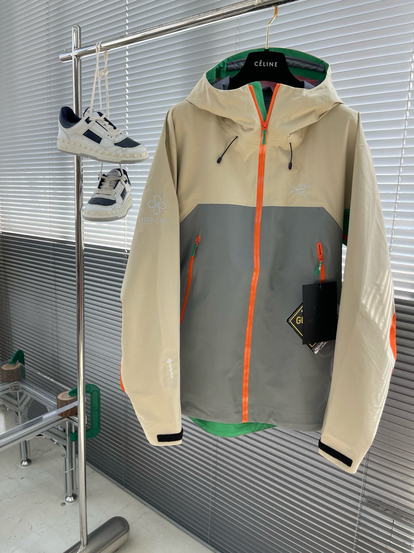 سترة متعددة الألوان