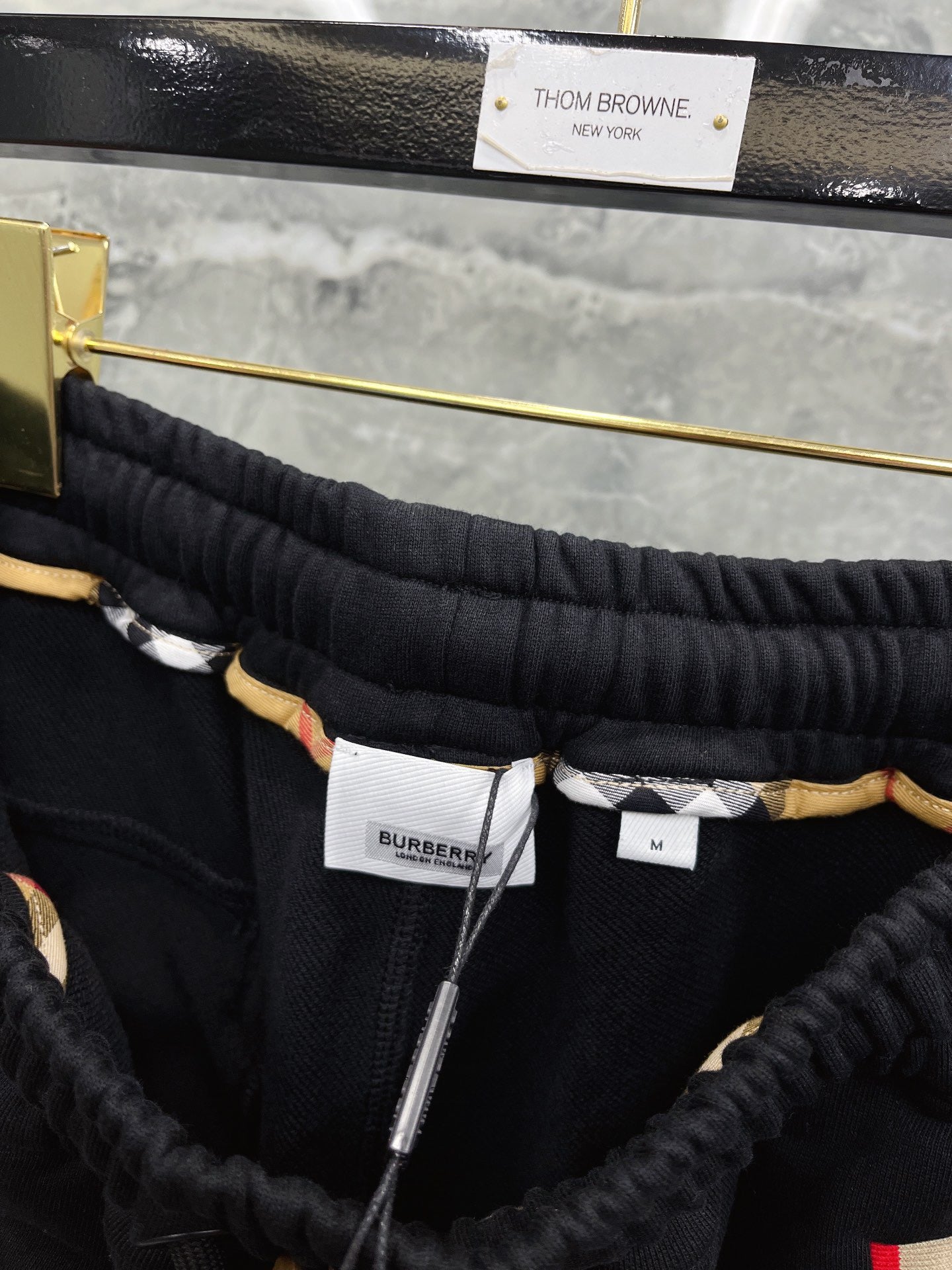 Schwarze, blaue und graue Hose