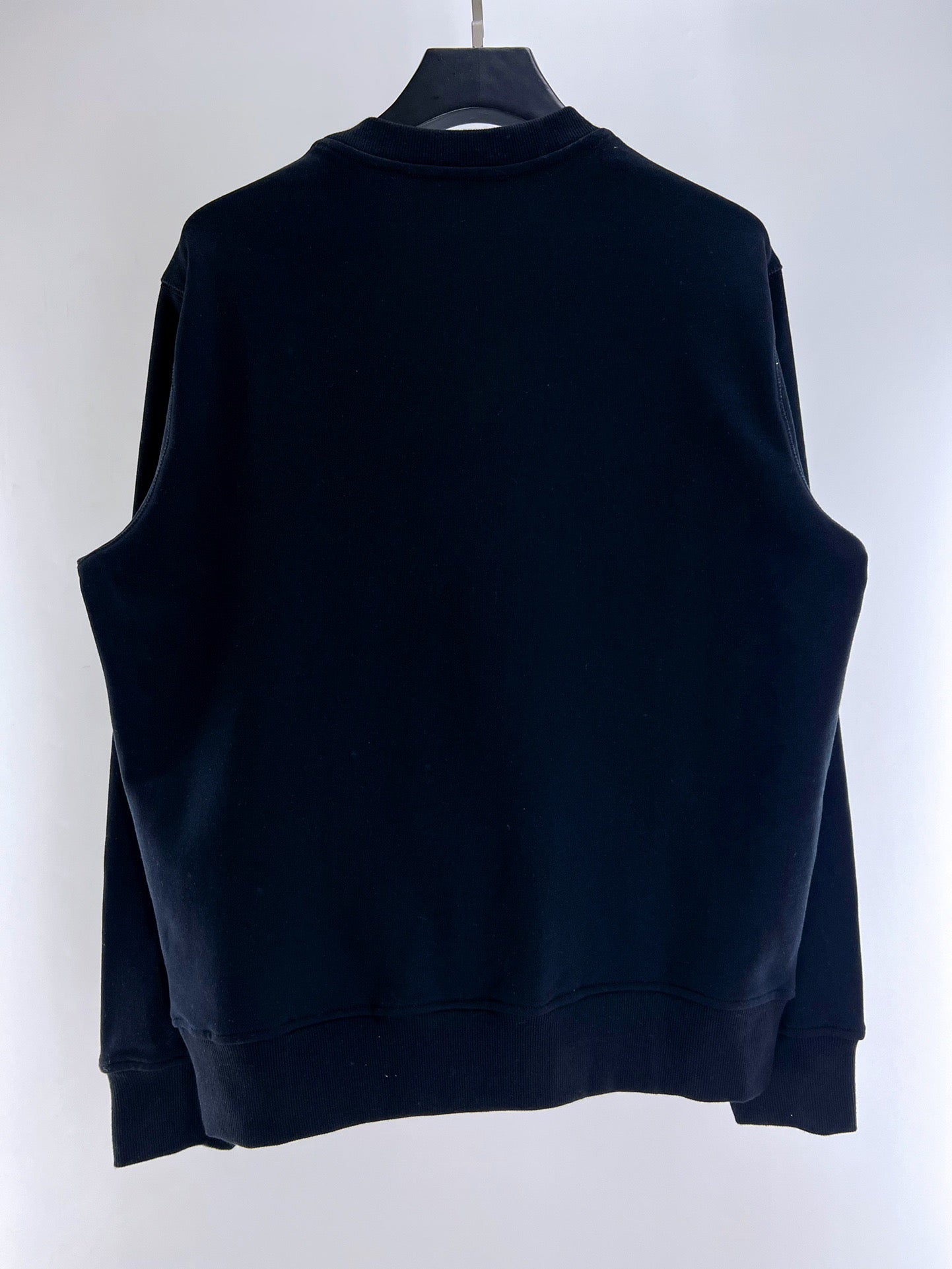 Schwarz-weißes Sweatshirt