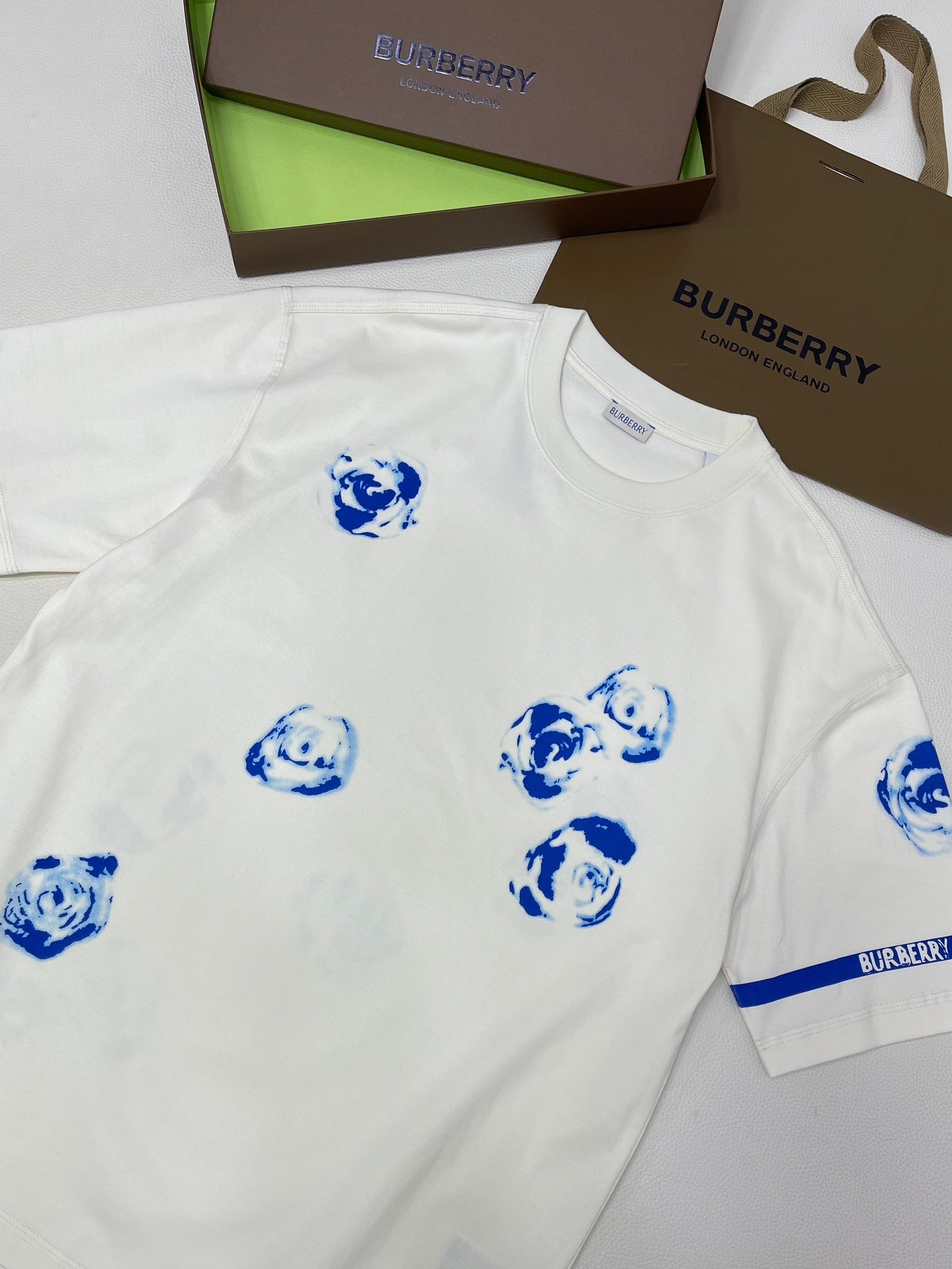 Weißes und himmelblaues T-Shirt