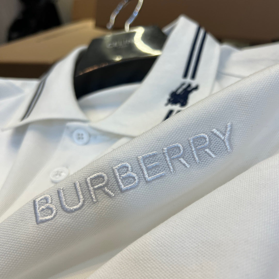 schwarzes und weißes Poloshirt