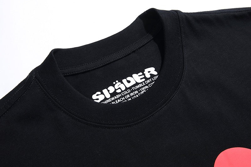 Weißes und schwarzes T-Shirt