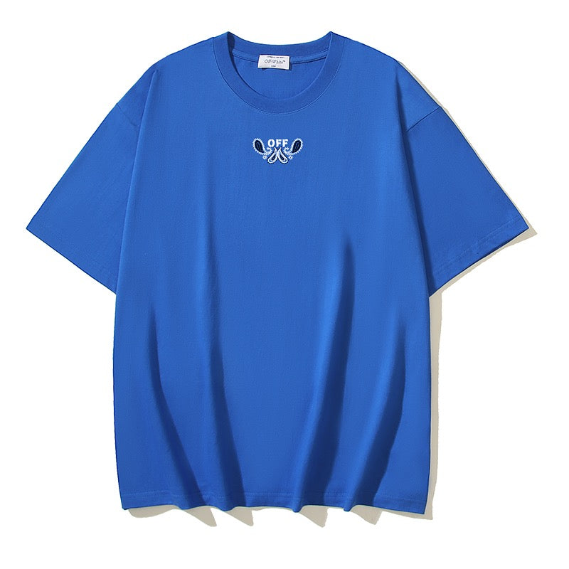 Blaues und schwarzes T-Shirt