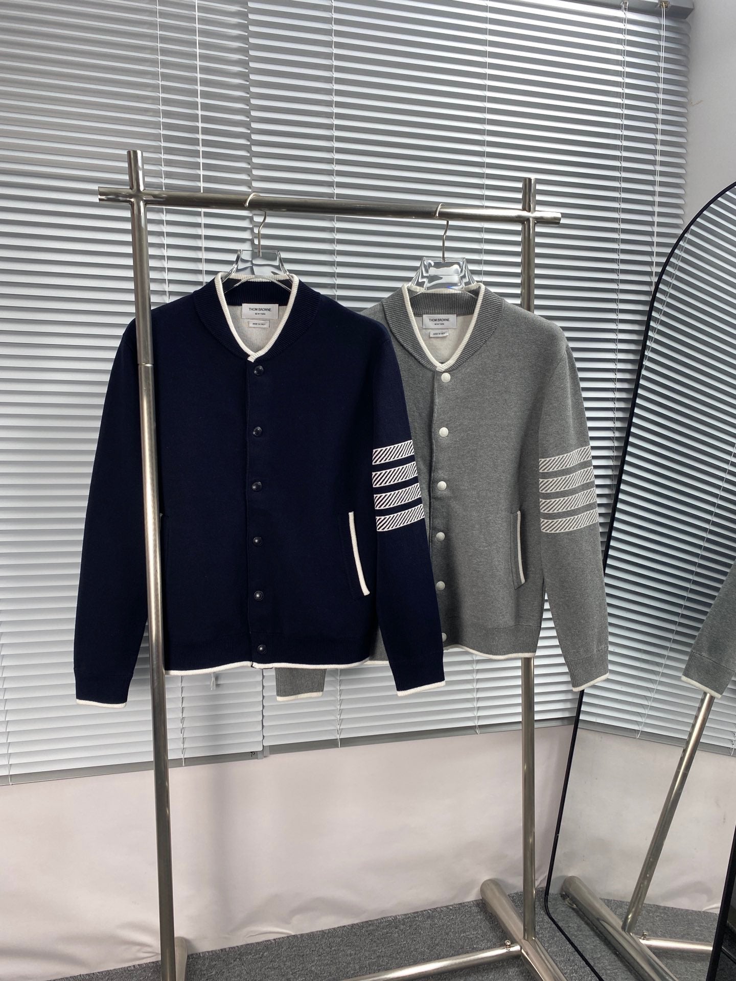 Blaue und graue Jacke