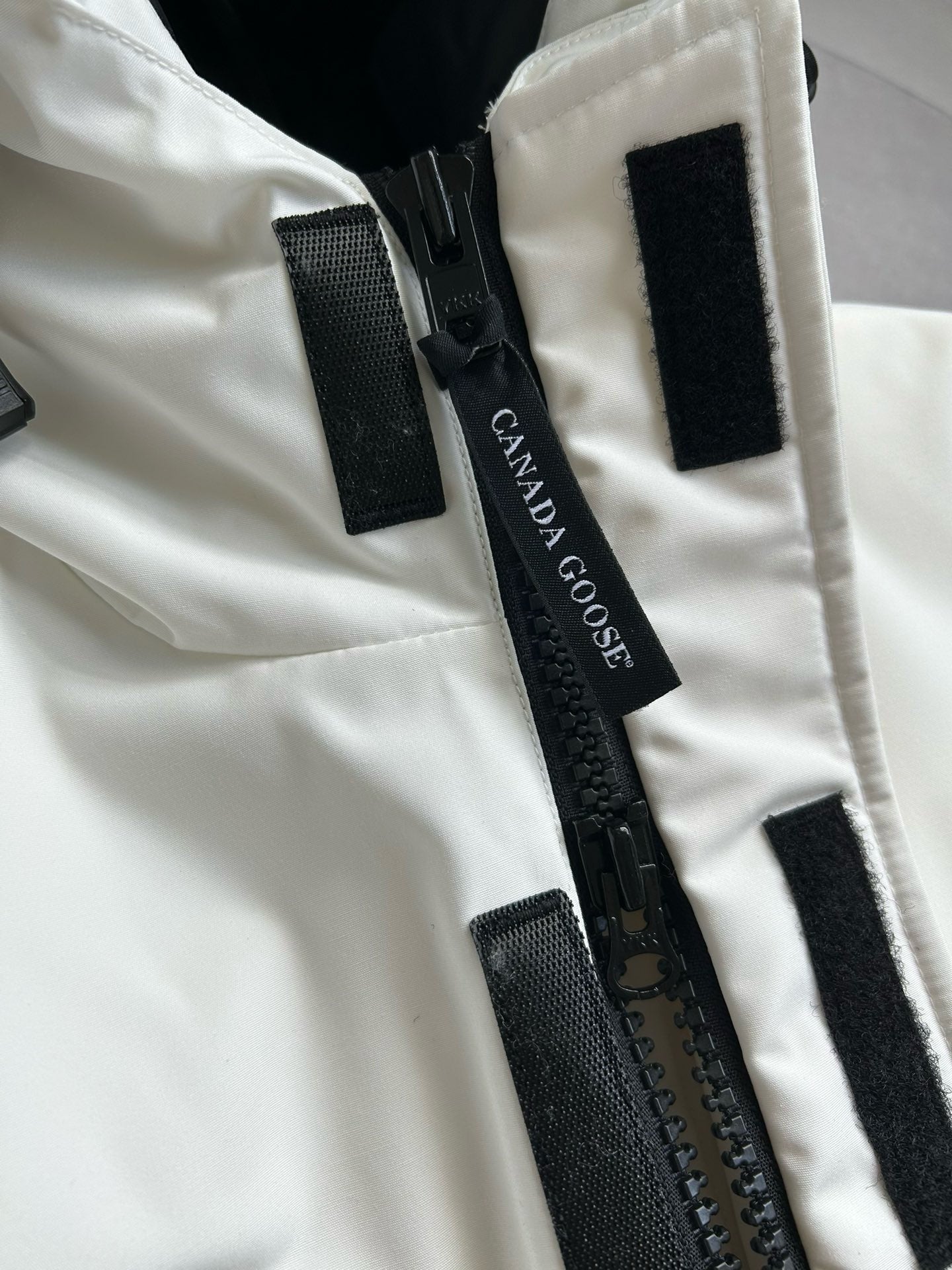 Weiße, graue, rote und schwarze Jacke