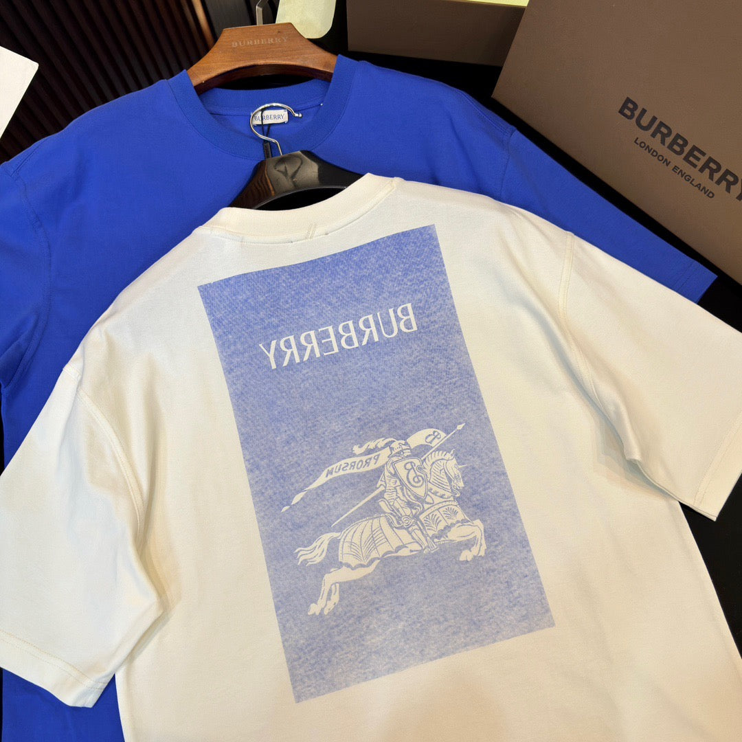 Weißes und blaues T-Shirt