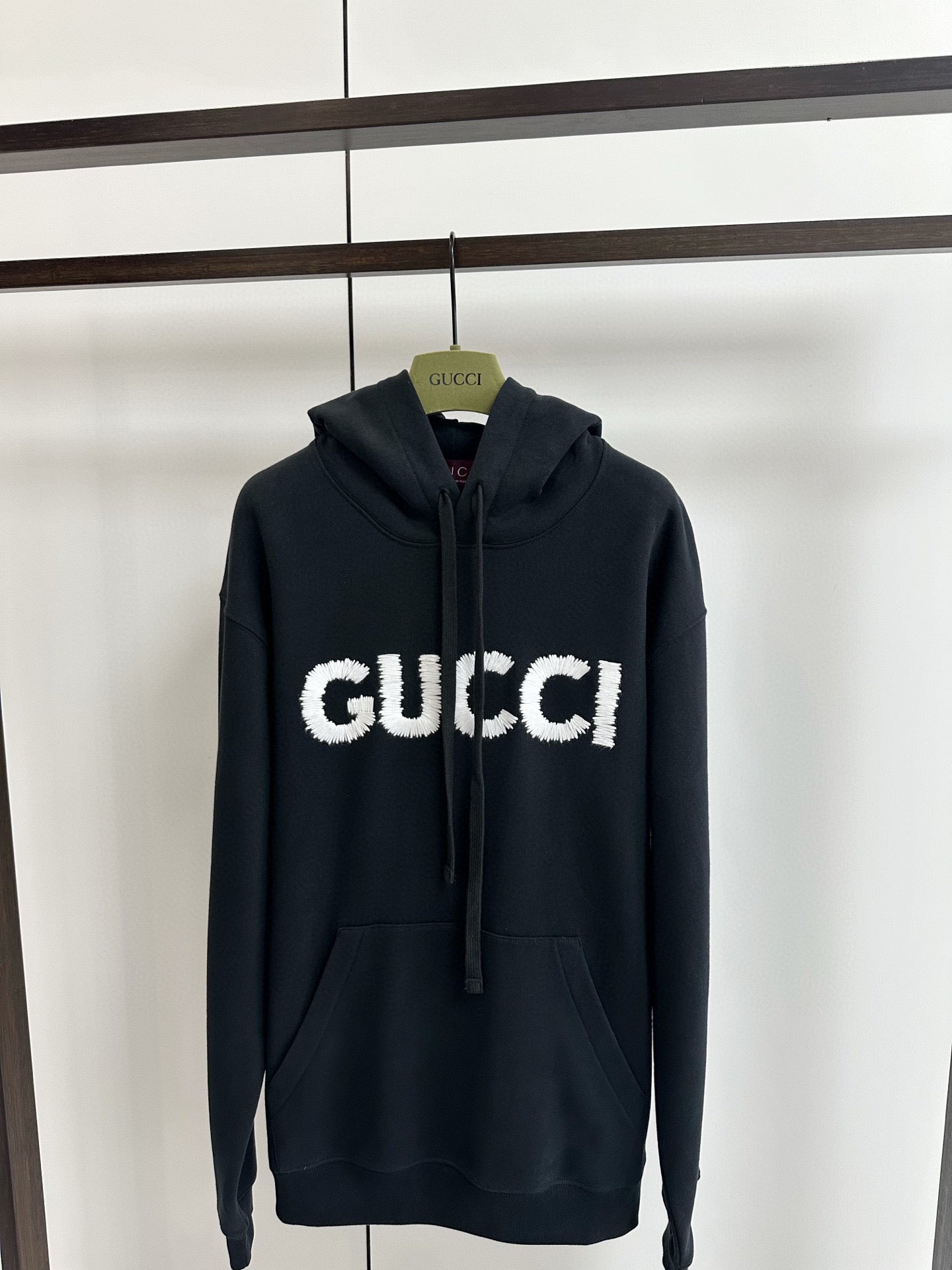 Schwarz-weißer Hoodie