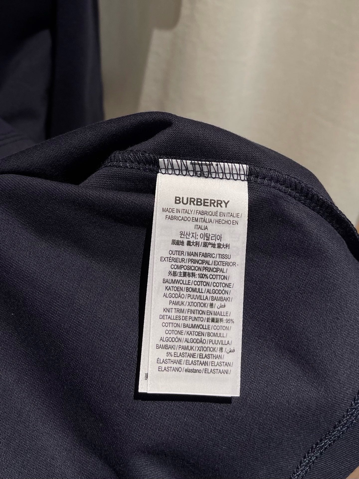 تي شيرت متعدد الألوان