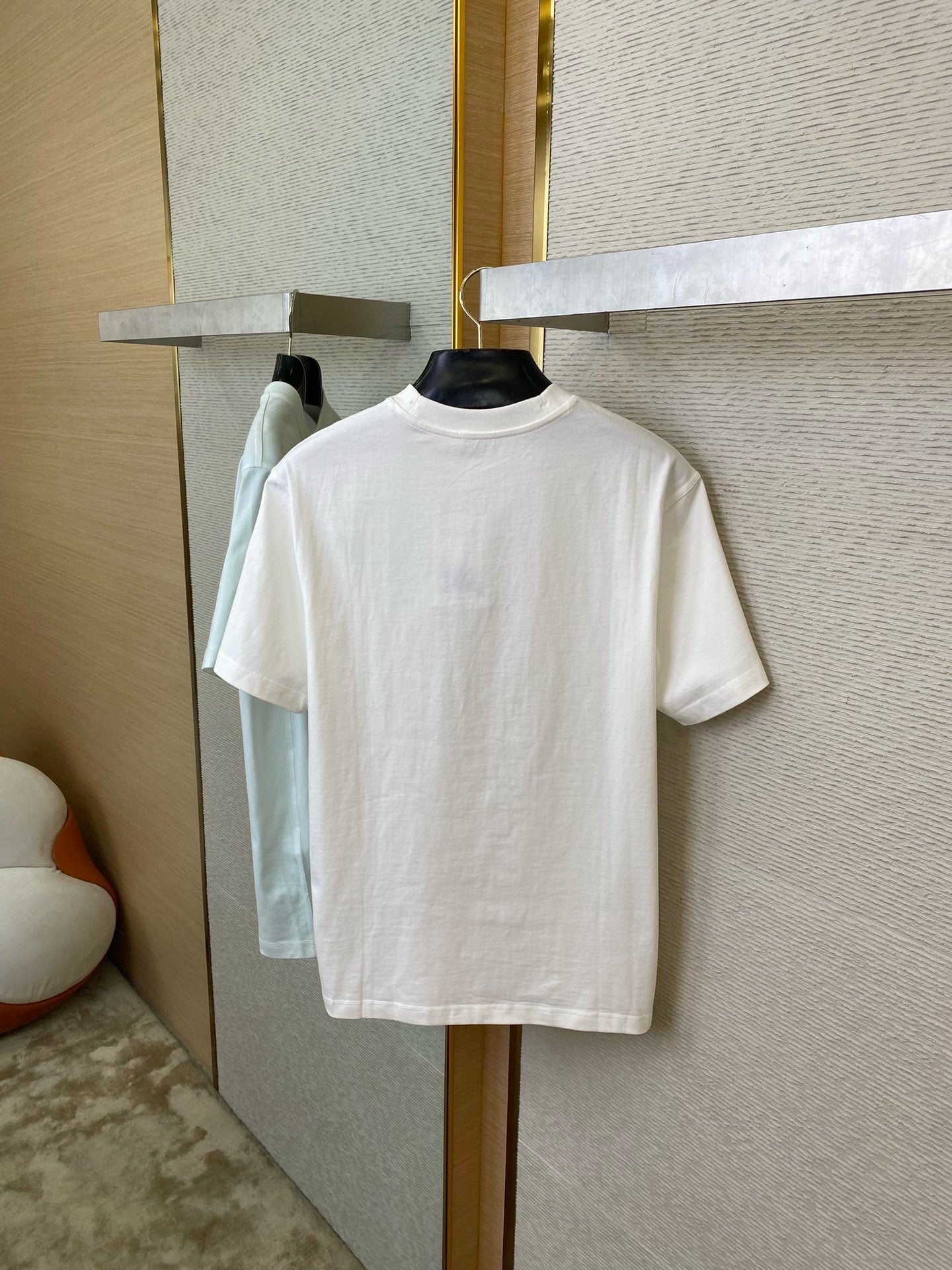 Grün-weißes T-Shirt