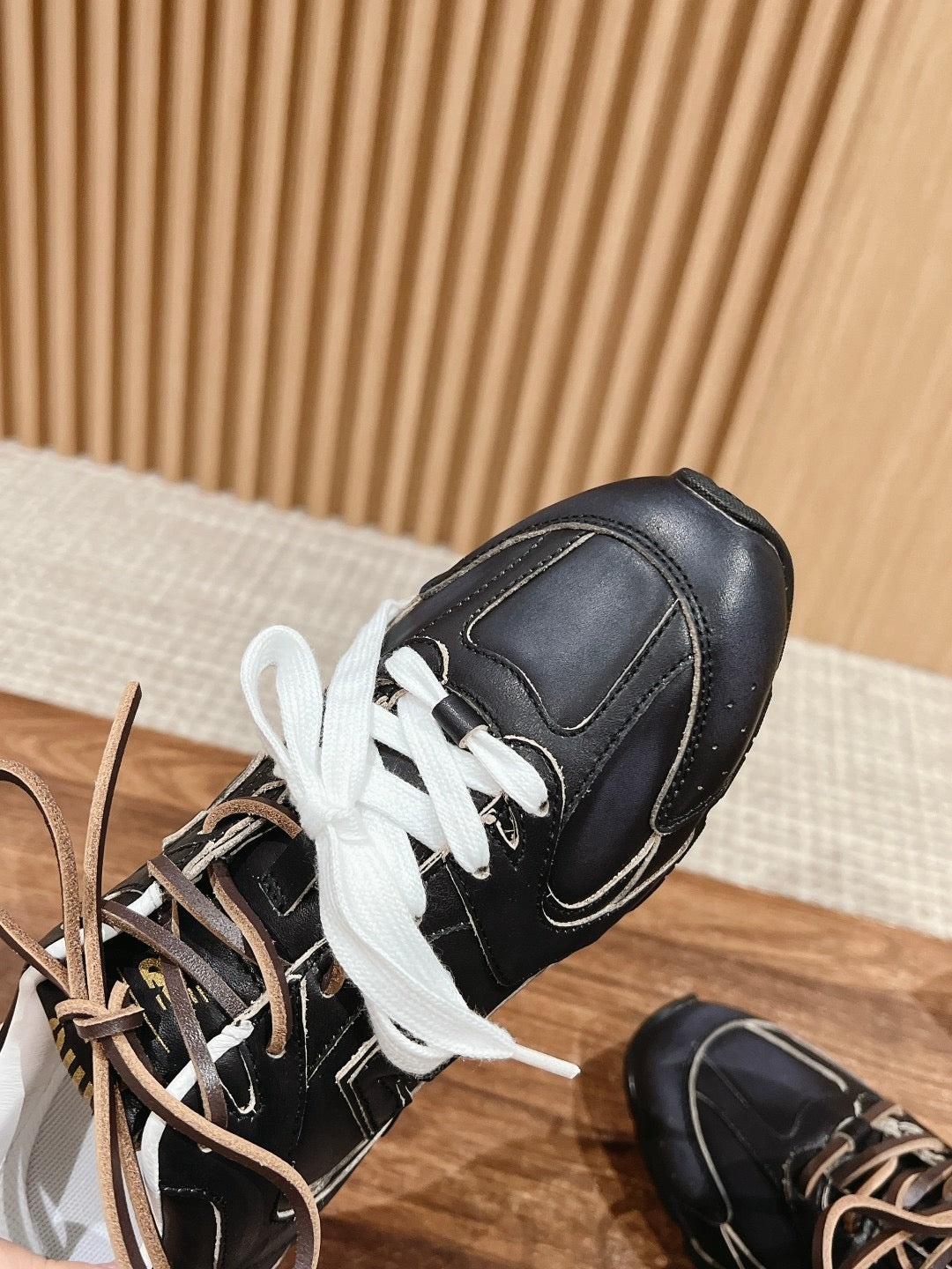 أحذية متعددة الألوان