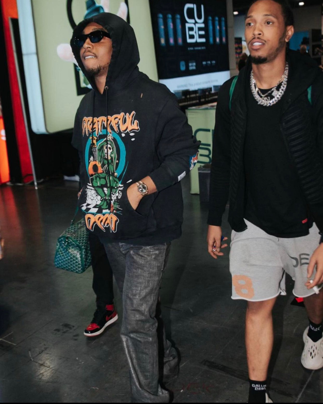 Schwarzgrauer Hoodie