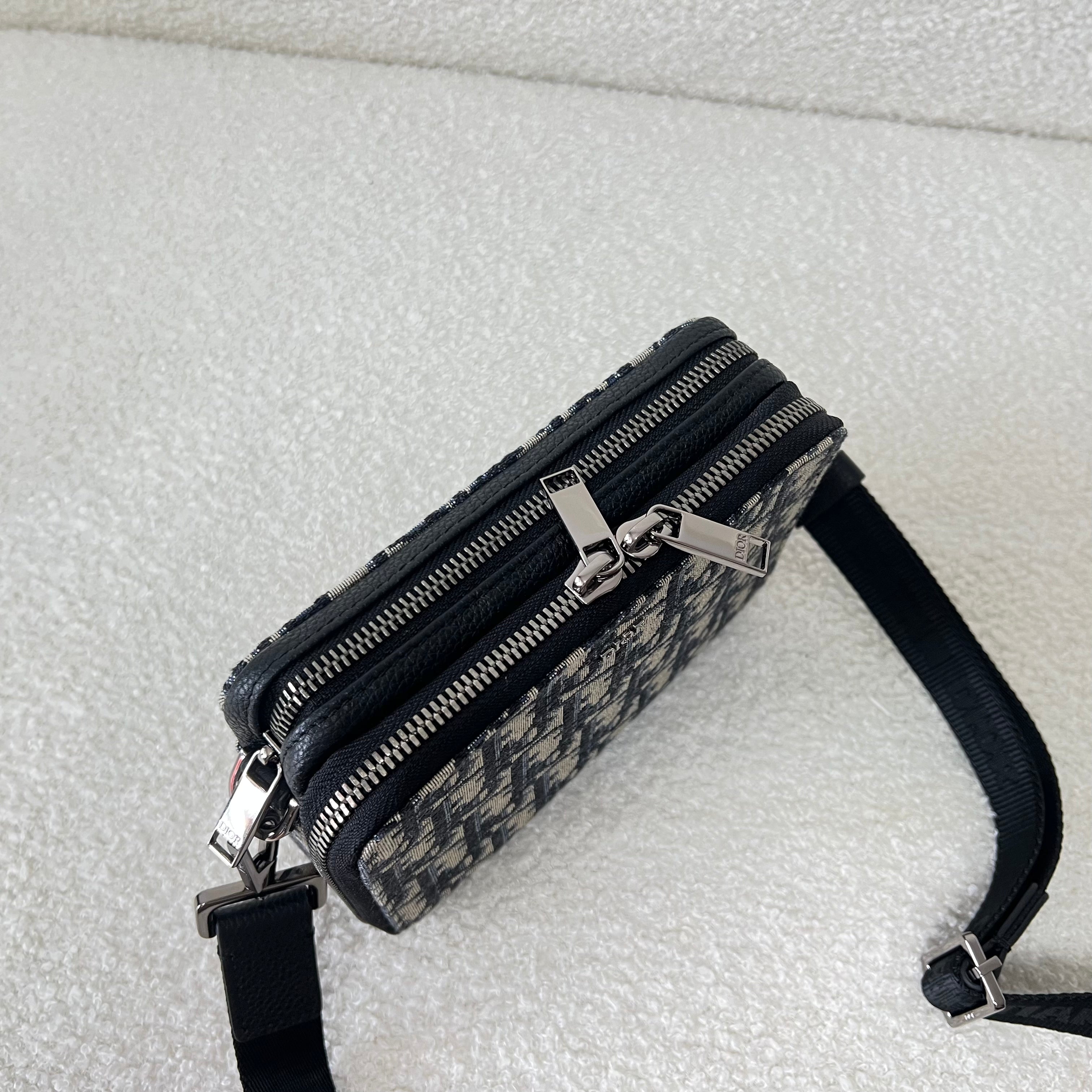Blaue und schwarzgraue Tasche