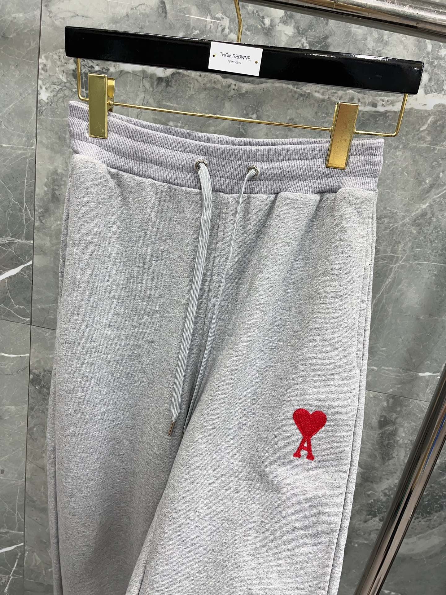 بنطال أسود ورمادي وأبيض