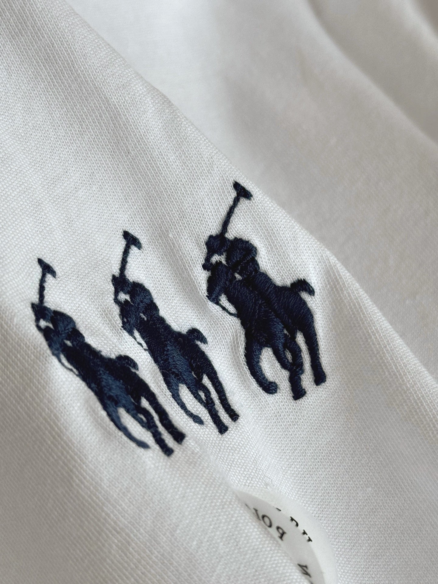 تي شيرت متعدد الألوان