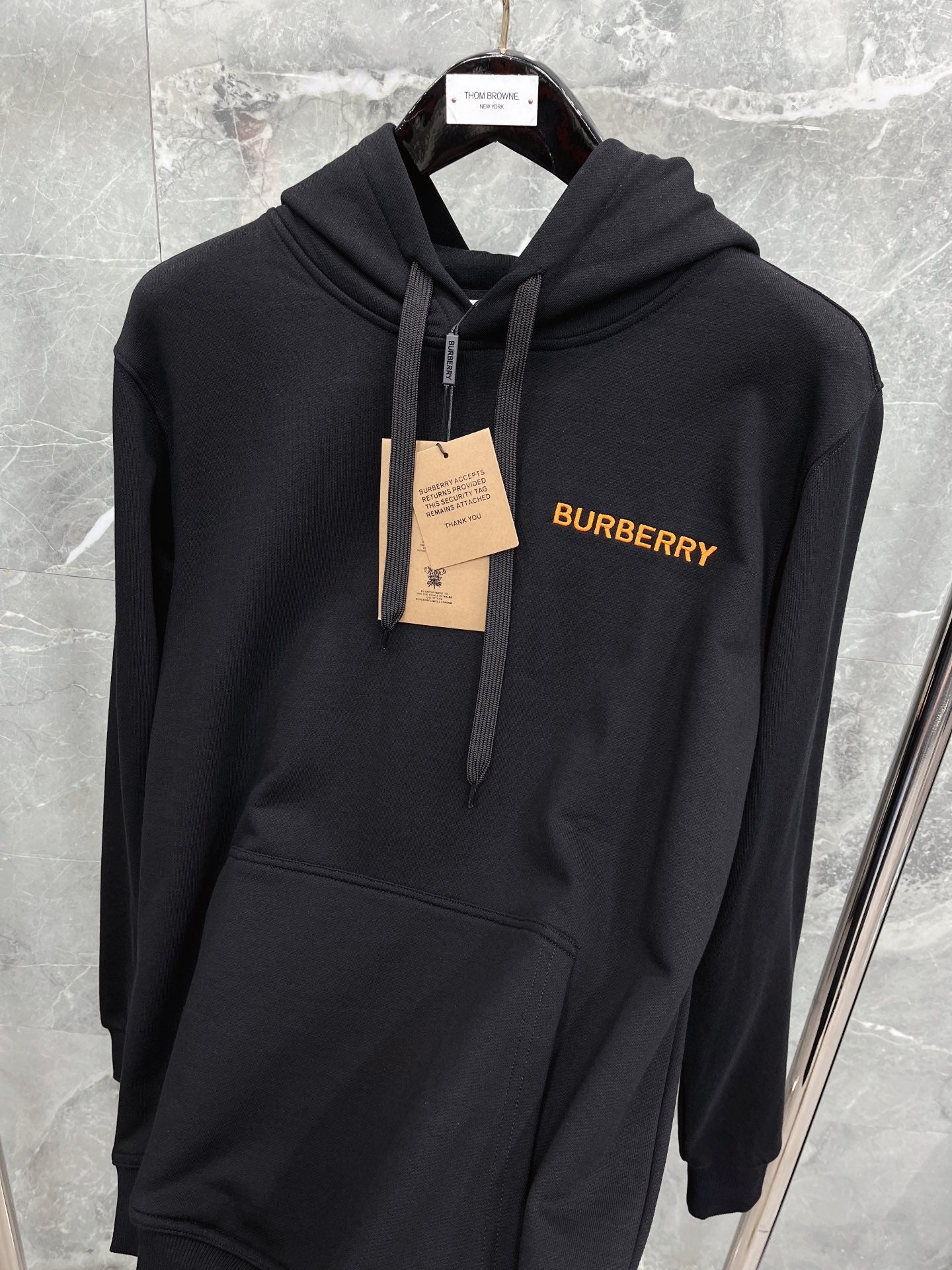 Schwarzer, dunkelblauer und orangefarbener Hoodie