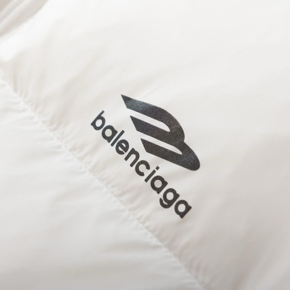 Schwarze und weiße Jacke