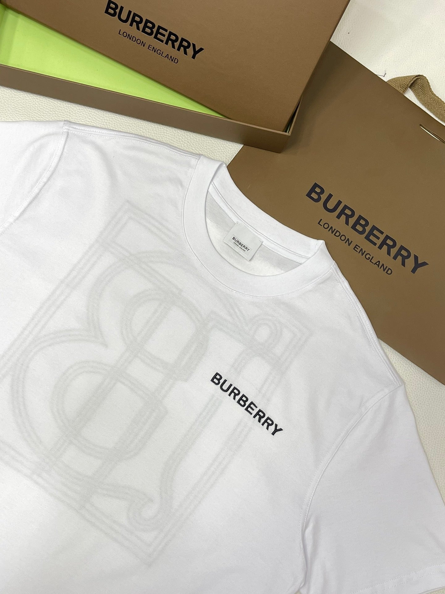 Schwarzes, weißes und blaues T-Shirt