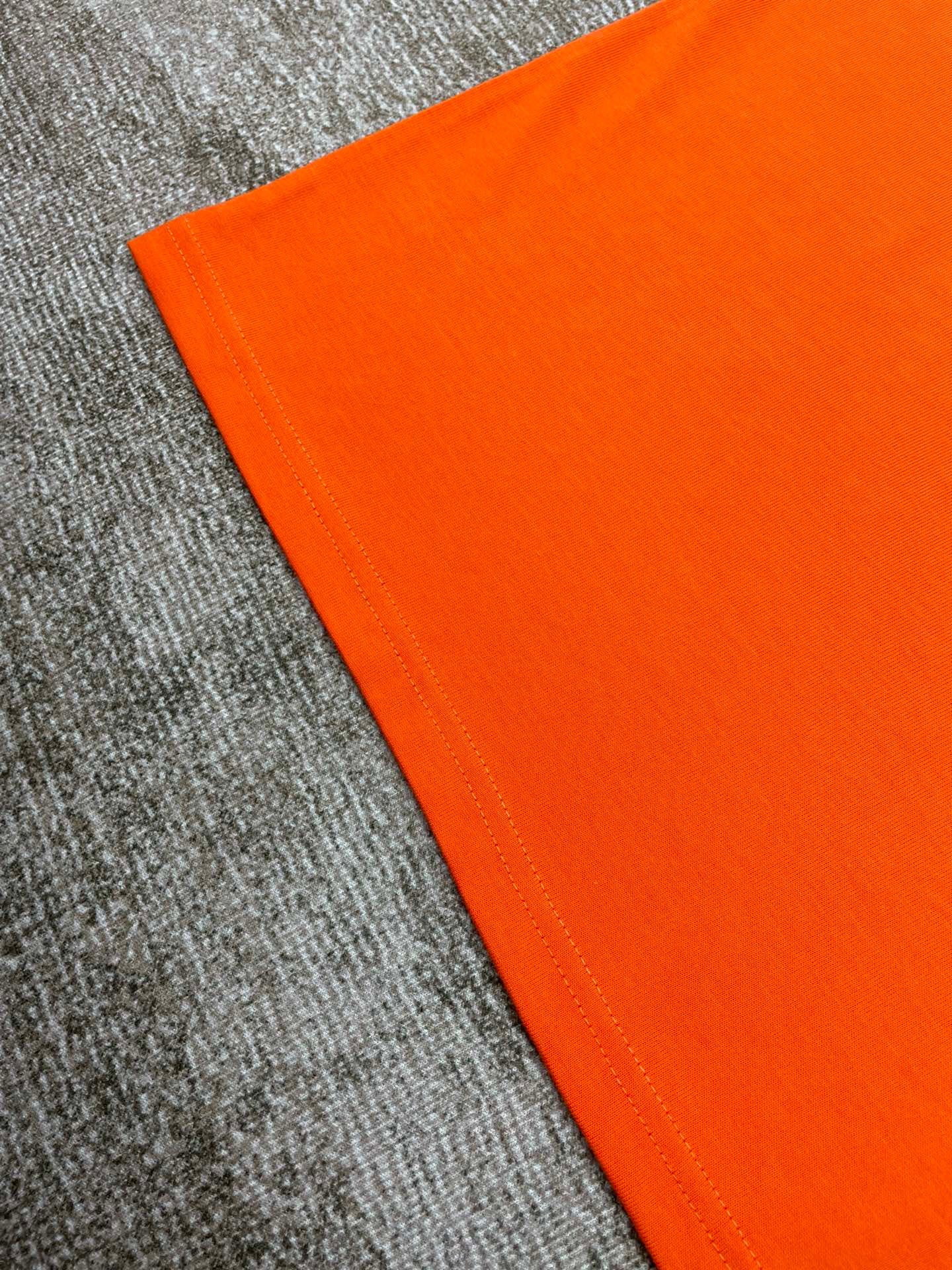 Orangefarbenes T-Shirt