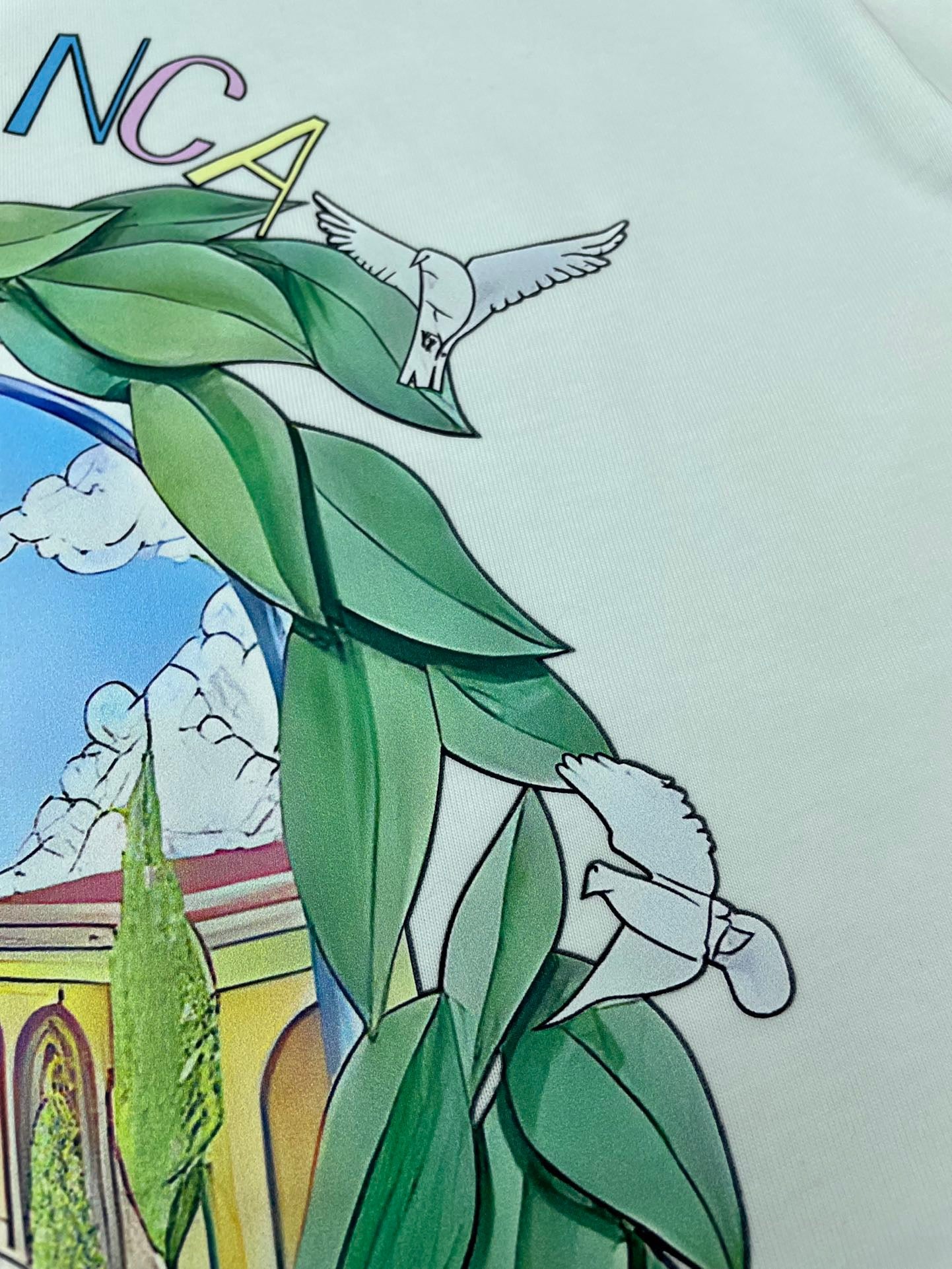 Schwarzes, himmelblaues und weißes T-Shirt