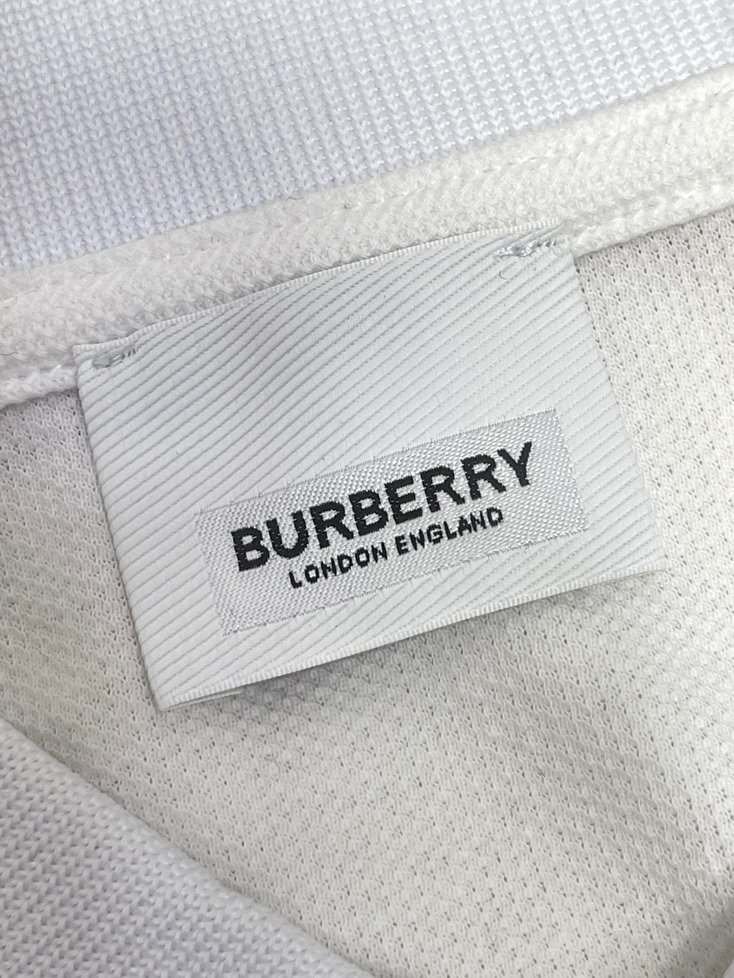Poloshirt in Schwarz, Weiß, Marineblau und Hellblau