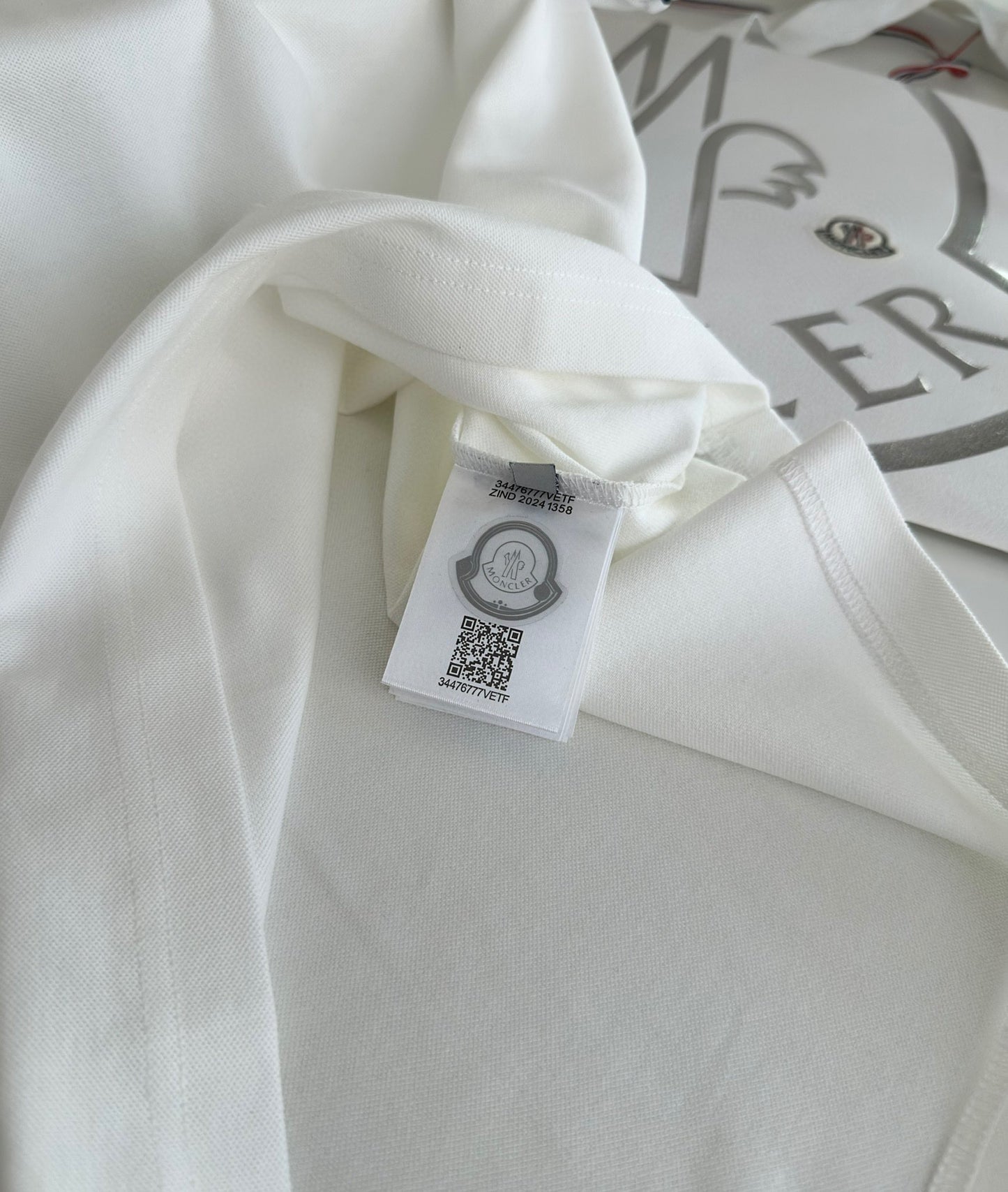 Schwarz-weißes T-Shirt