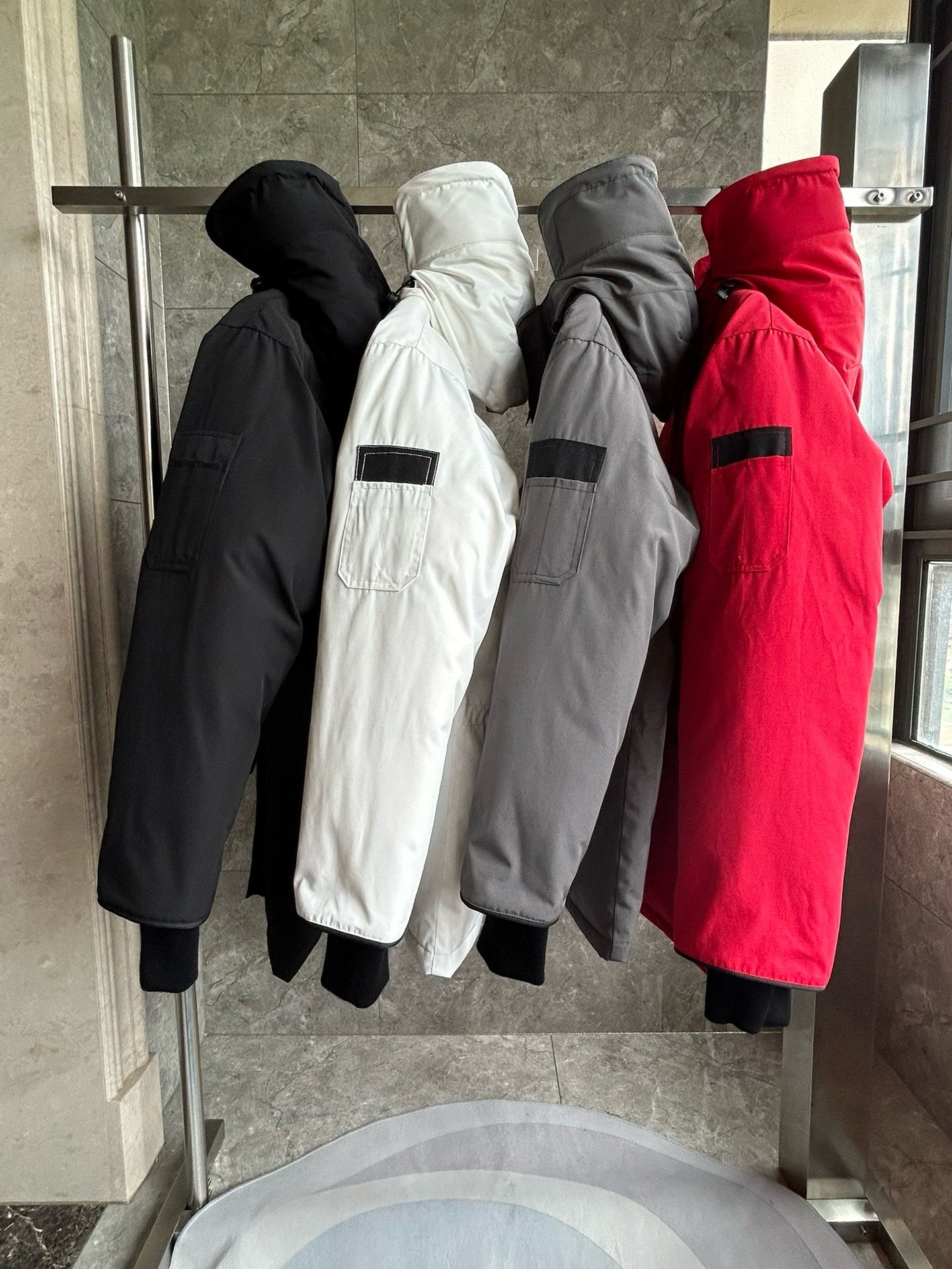 Weiße, graue, rote und schwarze Jacke