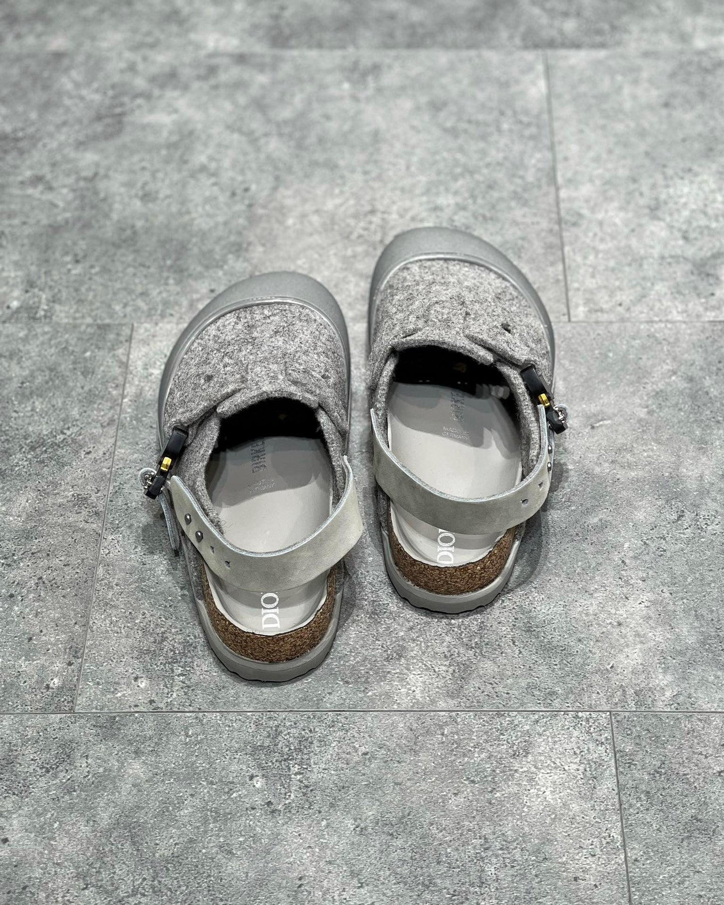 أحذية باللون الأسود والرمادي والأبيض العاجي