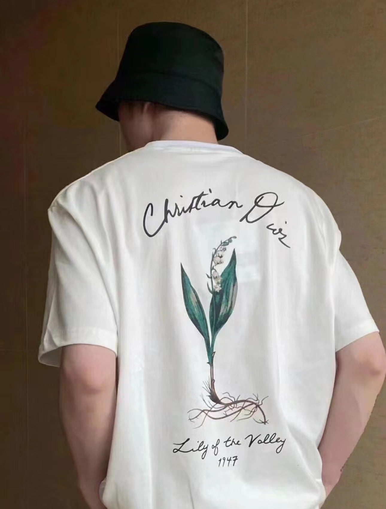 تي شيرت أبيض وأسود