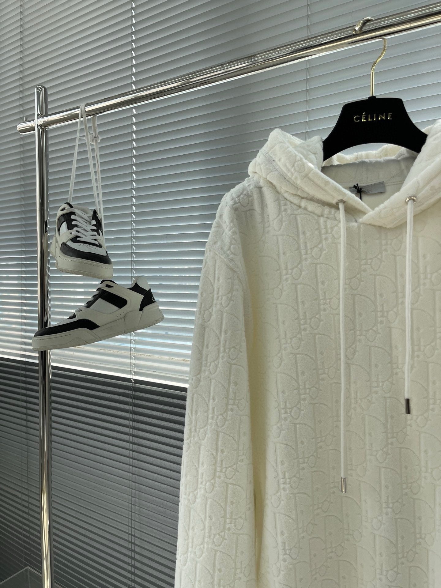 Schwarz-weißer Kapuzenpullover