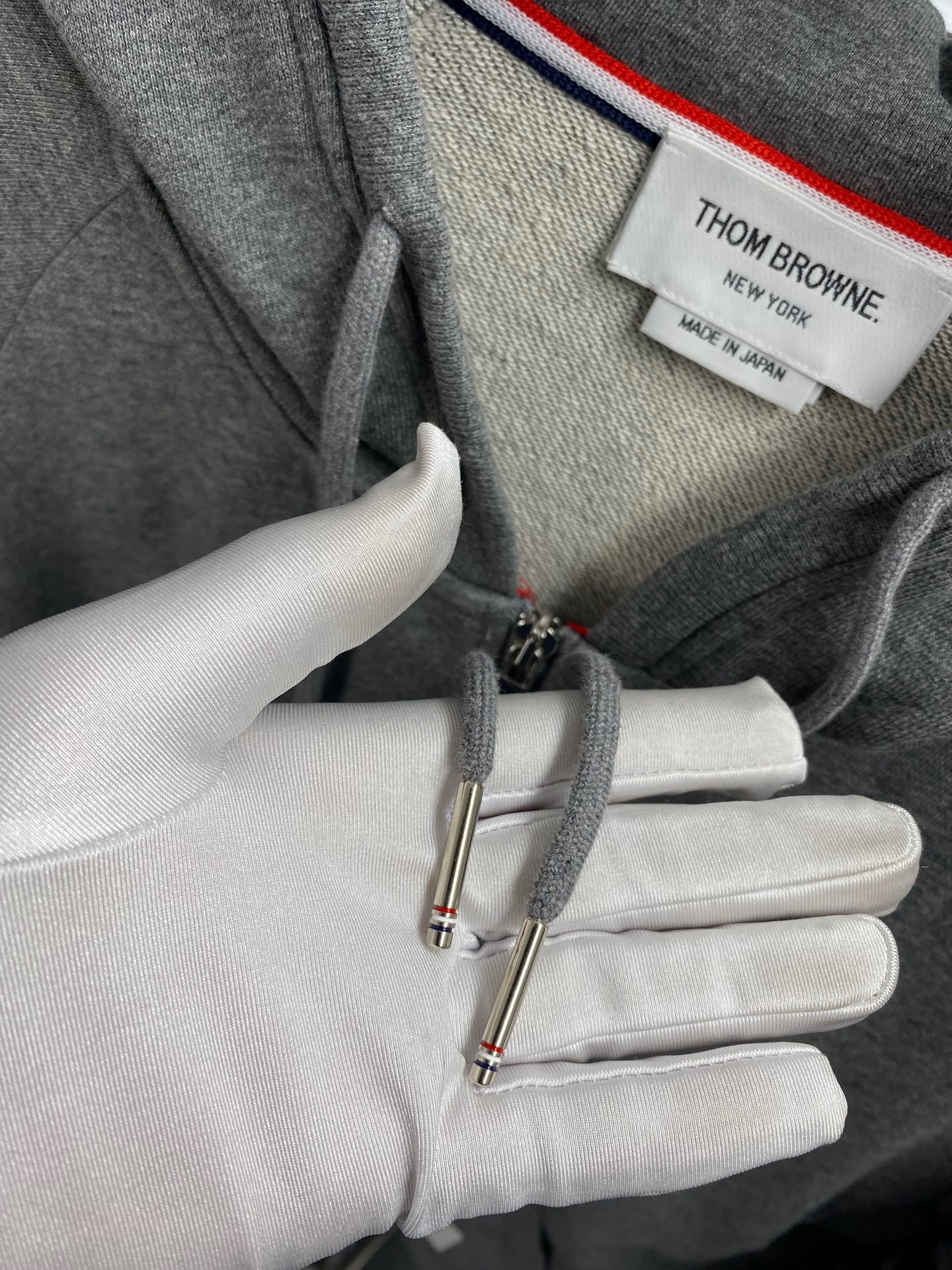 Dunkelblaue und graue Jacke