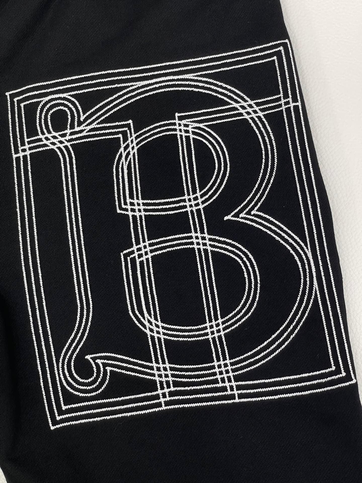 Schwarze und blaue Hose