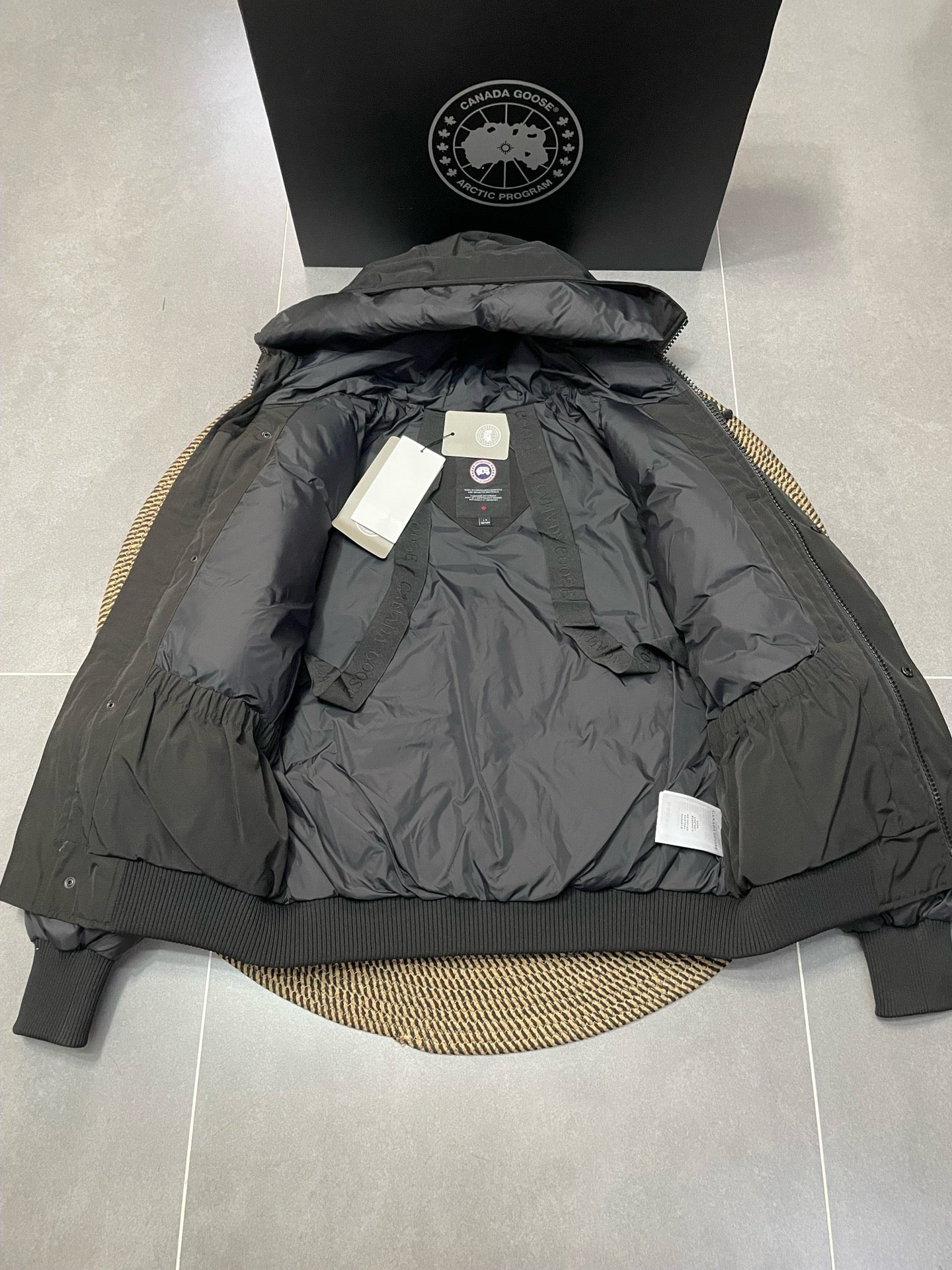 weiße und schwarze Jacke