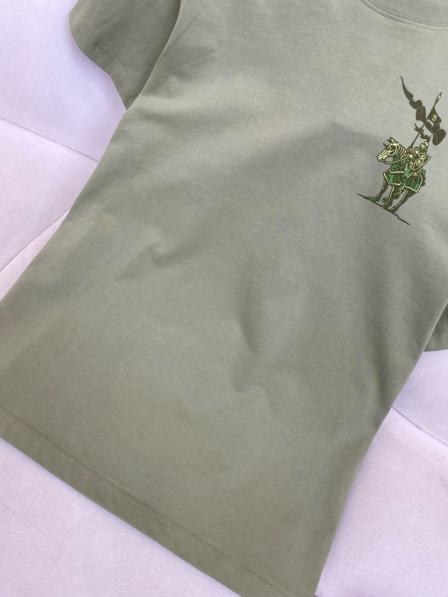 Grün-weißes T-Shirt