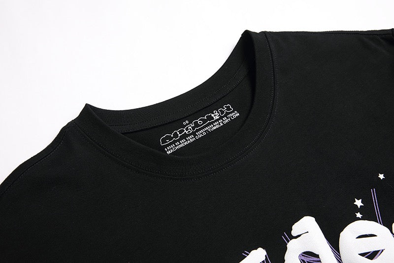 Himmelblaues und schwarzes T-Shirt