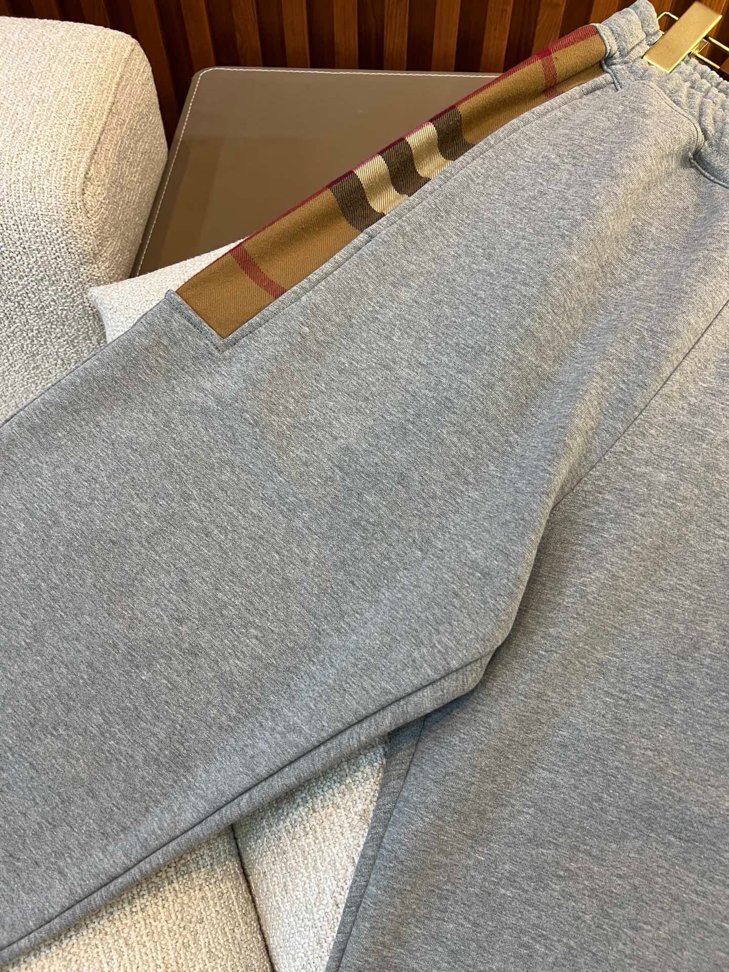 Schwarze, graue, khakifarbene und blaue Hose