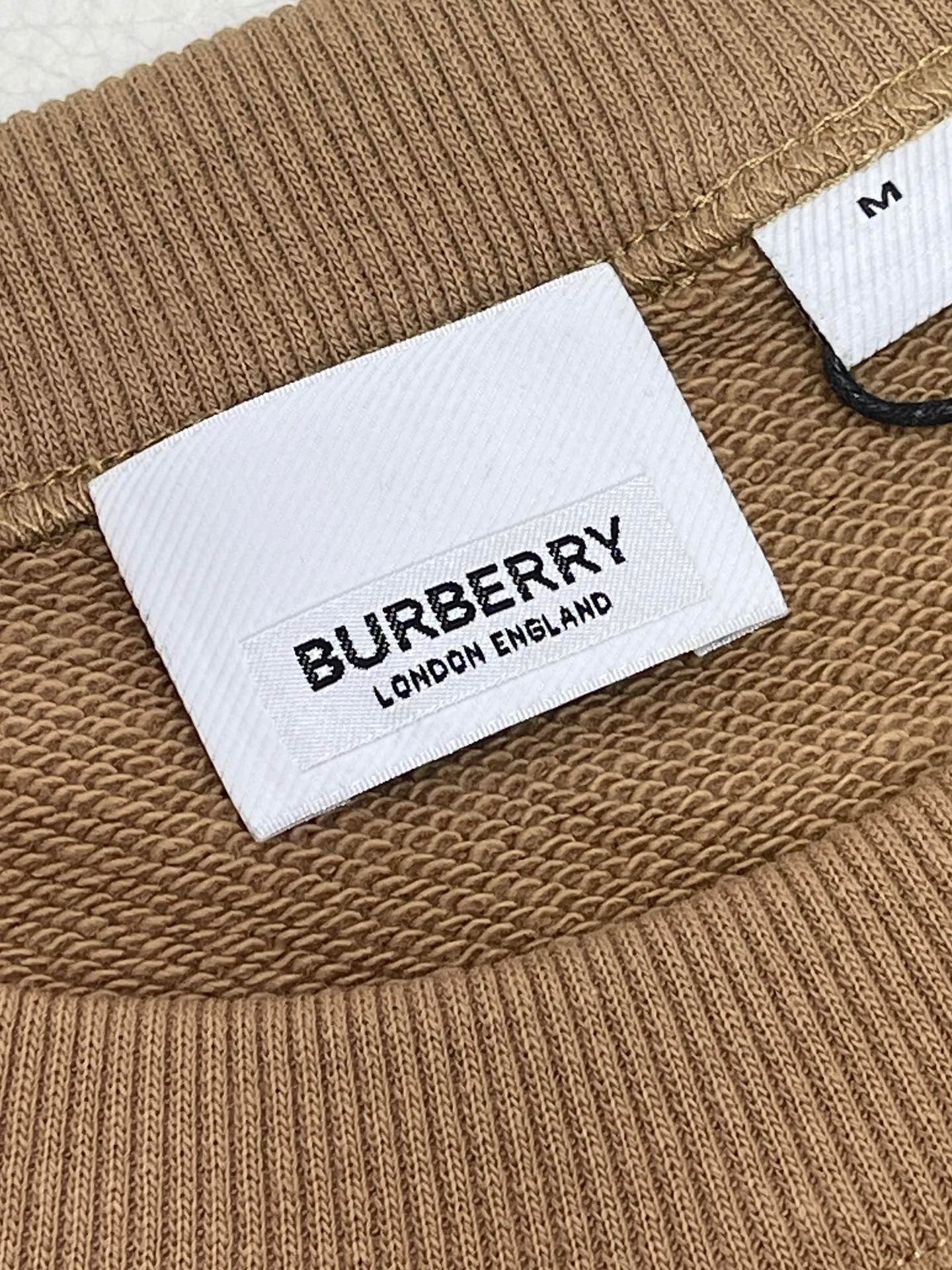 Schwarzer und braungrauer Jersey